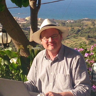 Self-Publishing mit Profi Knowhow – Videokurs fürs Selbstverlegen 4 Lutz Kreutzer mit Strohhut auf Kreta, Self-Publishing Coach Profil
