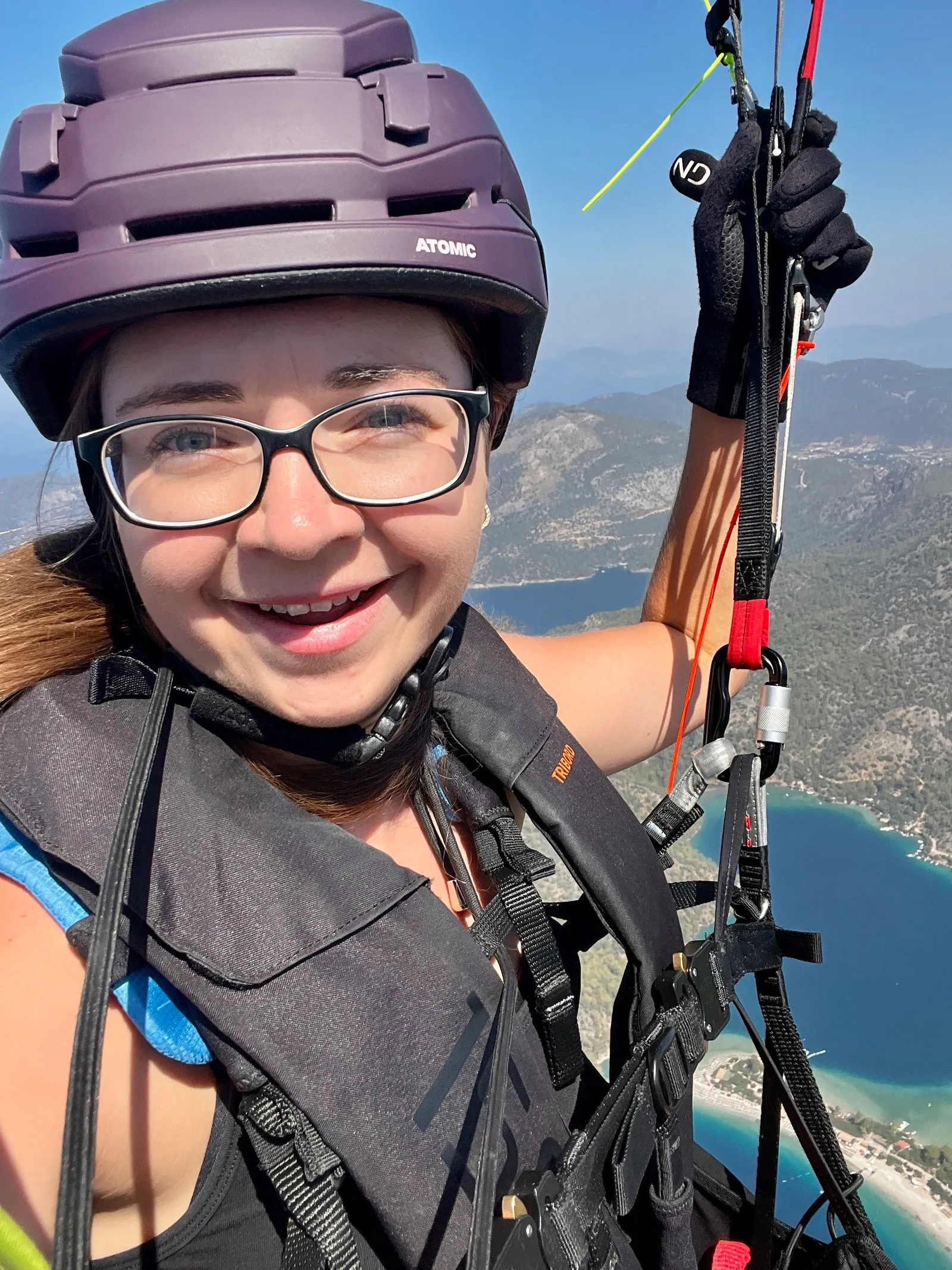 Selflove Vibes – Onlinekurs für mehr Selbstwert von Marie Kremer 10 Marie Kremer beim Paragliding mit Helm und Ausrüstung über Berglandschaft