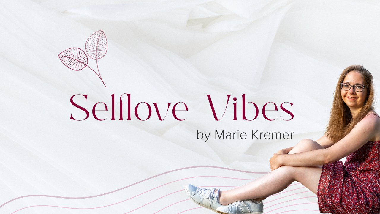 Selflove Vibes – Onlinekurs für mehr Selbstwert von Marie Kremer 2 Selflove Vibes Onlinekurs Hero-Image mit Marie Kremer, Blätter-Logo und Willkommenstext