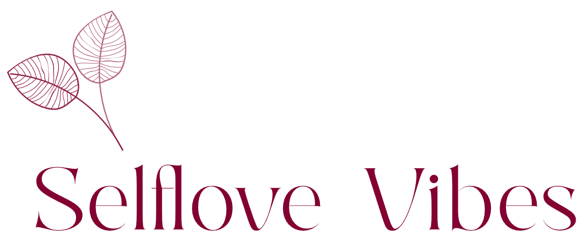 Selflove Vibes – Onlinekurs für mehr Selbstwert von Marie Kremer 3 Selflove Vibes Kurs-Titel mit Blätter-Logo in Bordeaux