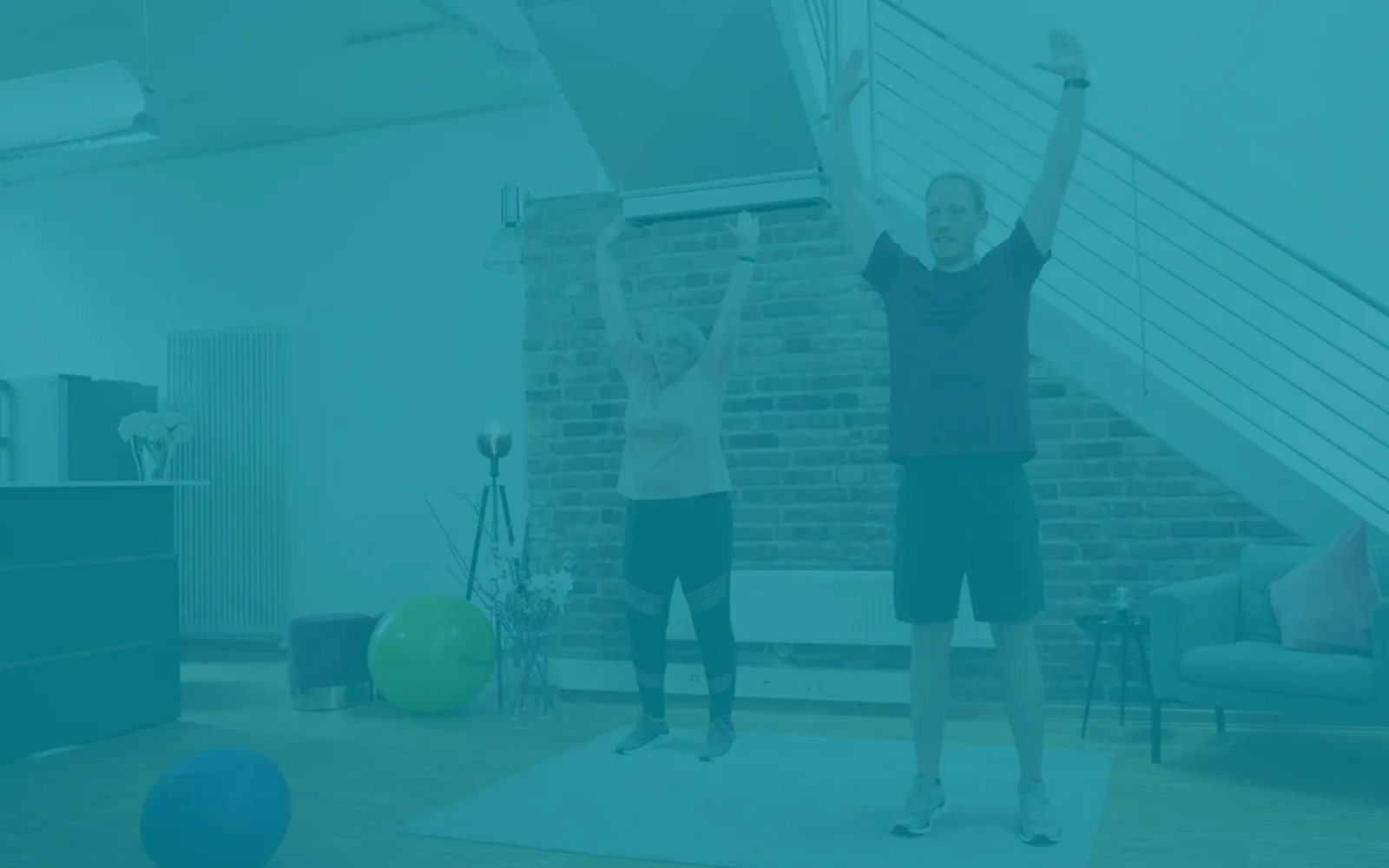 Trainer und zwei Senioren beim Fitnesstraining in Loftwohnung mit Teal-Overlay