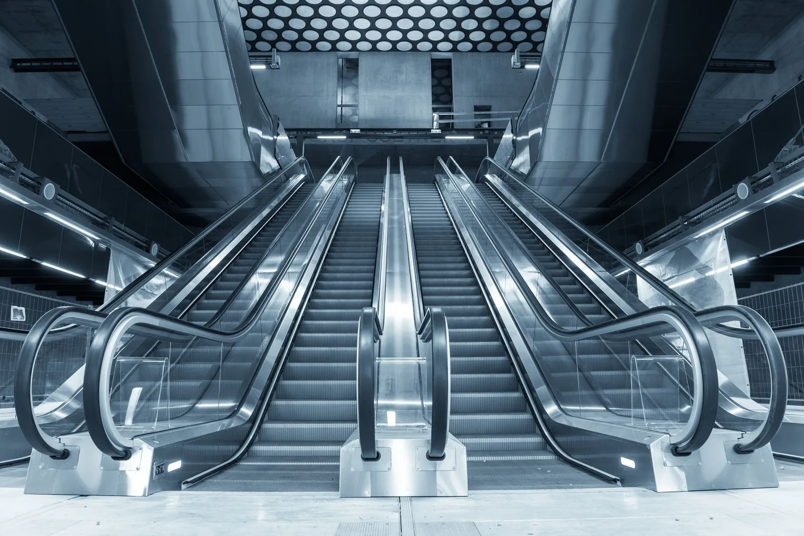 Moderne U-Bahn-Station mit symmetrischen Rolltreppen und LED-Beleuchtung