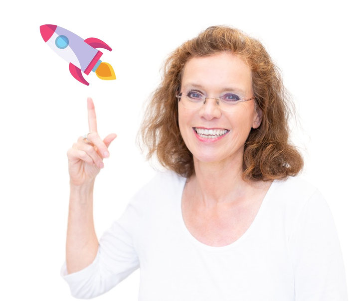 Stefanie Engel mit Raketen-Grafik und zeigendem Finger bei SEO-Kurs-Anleitung