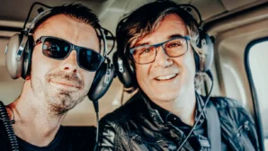 Oliver Albrecht und Hermann Scherer mit Kopfhörern im Hubschrauber New York City 2019