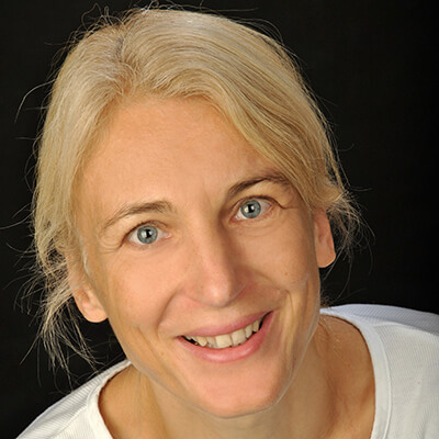 Porträt von Katrin Blumenberg, Frau mit blondem Haar und freundlichem Lächeln