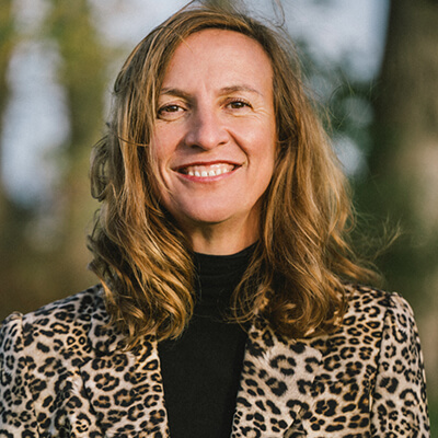 Porträt von Pascale Neuens, Frau mit braunem Haar und Leoparden-Print-Jacke