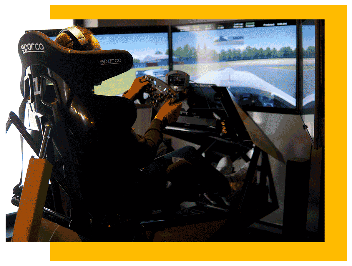 Sim-Racer mit Sparco-Ausrüstung trainiert am Fanatec-Lenkrad