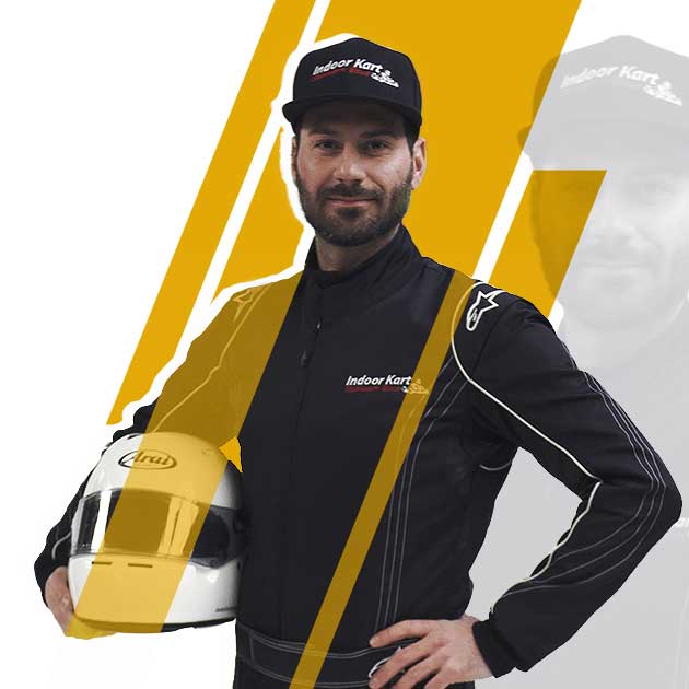 Testimonial Indoor-Kart Fahrer mit Helm und gelbem Design-Element