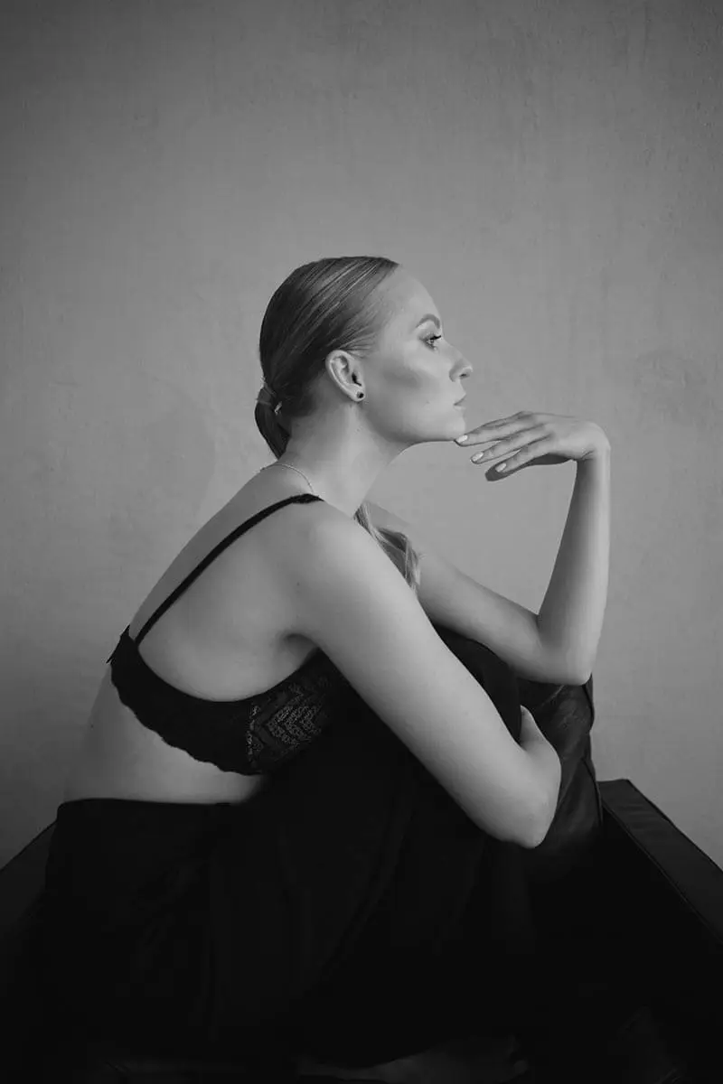 Schwarz-Weiß Portraitfoto nachdenkliche Frau im Profil, Minimalismus