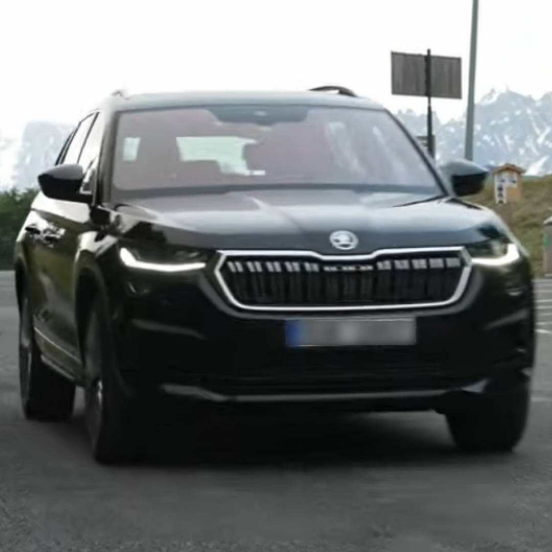 Schwarzer Skoda Kodiaq SUV in Frontansicht auf Bergstraße