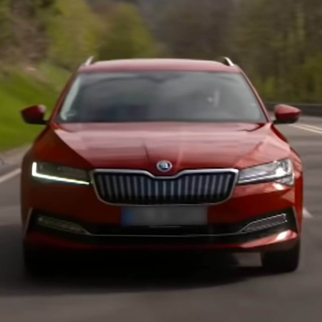Roter Skoda Octavia IV Kombi von vorne auf einer Landstraße