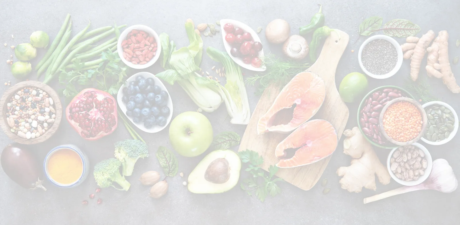 Flat-Lay-Fotografie mit Zutaten der orthomolekularen Medizin: Gemüse, Fisch, Eier, Nüsse, Samen und Pulver auf grauem Hinterg