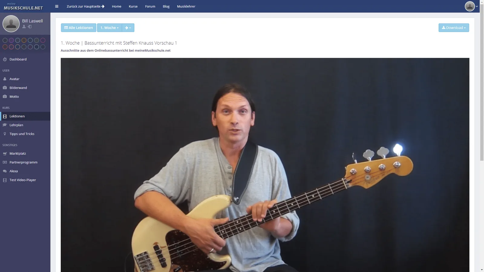 Screenshot Videolektion mit Steffen Knauss beim E-Bass spielen, Bassunterricht Demo