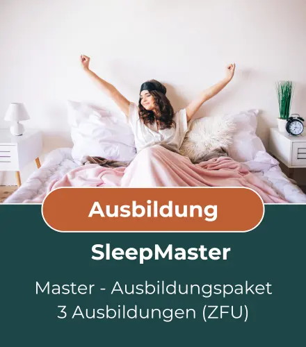 Frau mit erhobenen Armen im Bett liegend mit Ausbildung SleepMaster Text