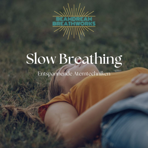Slow Breathing Produktbild mit Beamdream Breathworks Logo, Person auf Gras, Untertitel Entspannende Atemtechniken