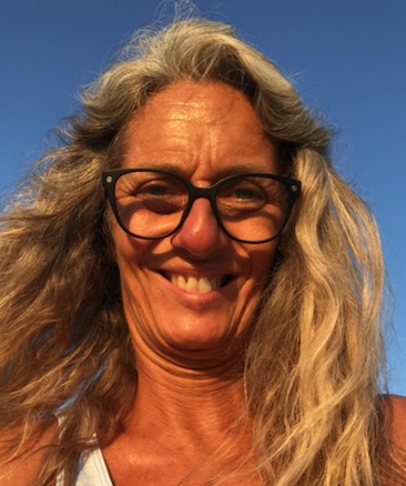 Frau Frauke Nauert mit blonder Wellenhaar, Brille, Lächeln, Porträt vor blauem Himmel