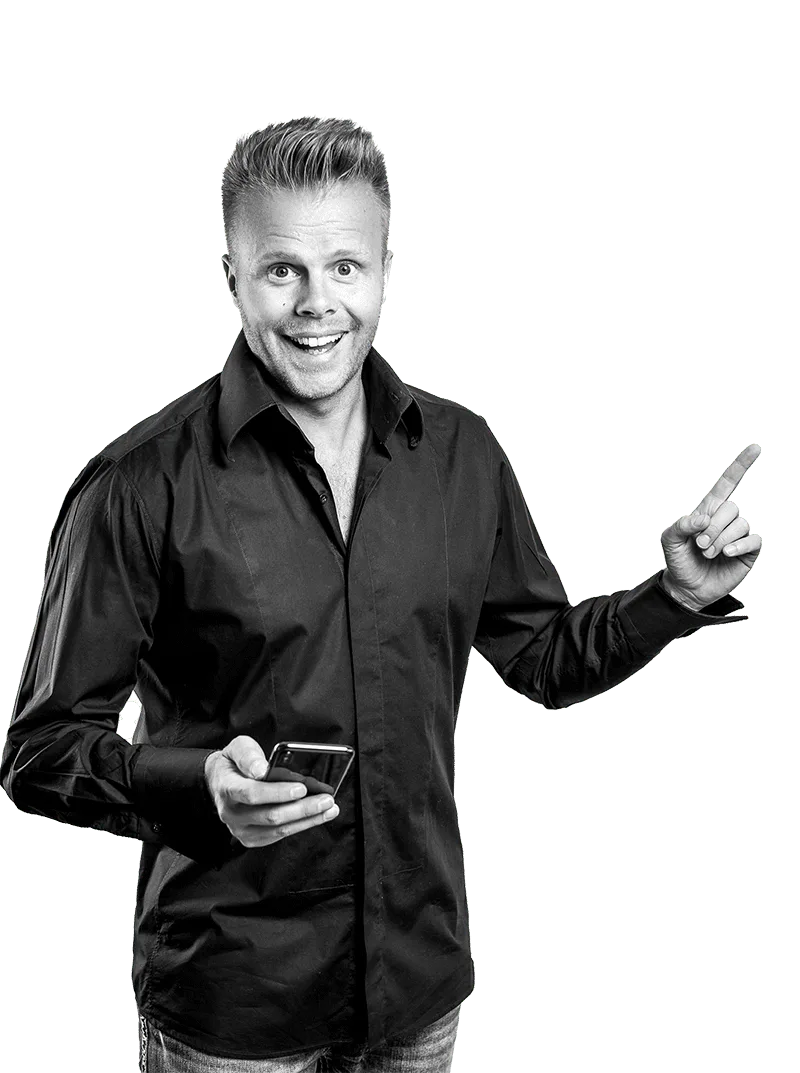 Gunnar Kessler in schwarzem Hemd mit Smartphone in der Hand, zeigt mit Finger nach rechts, Schwarz-Weiß-Porträt