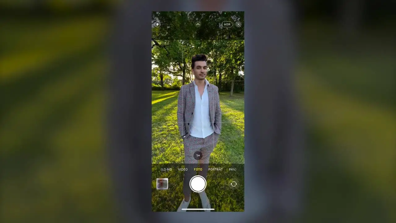 Smartphone-Display zeigt Portrait eines Mannes mit HDR-Modus, Kamera-Interface sichtbar