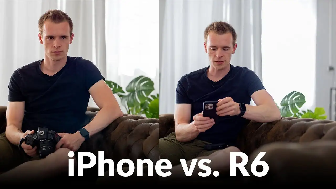 Zwei Aufnahmen von Matthias Butz mit Kamera und Smartphone im Vergleich, Sofa-Setting