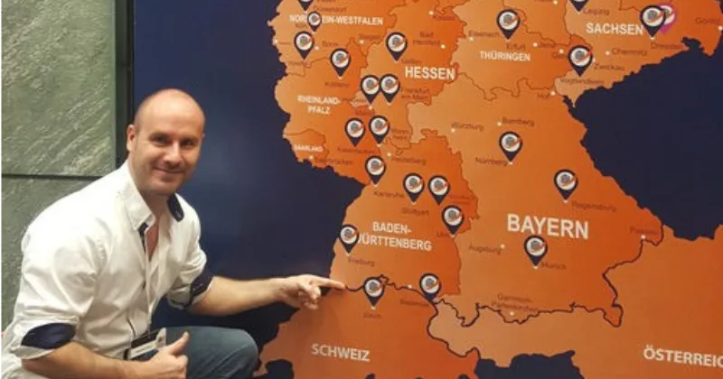 Alexander Raue zeigt Deutschland-Karte mit Standorten für Finanzierungskurs