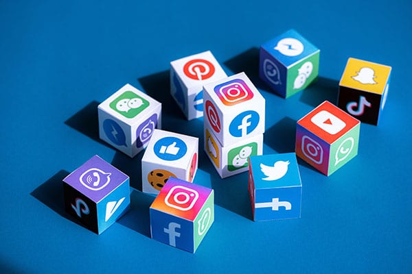 Social-Media-Icons auf bunten Würfeln, Social Media Community Management