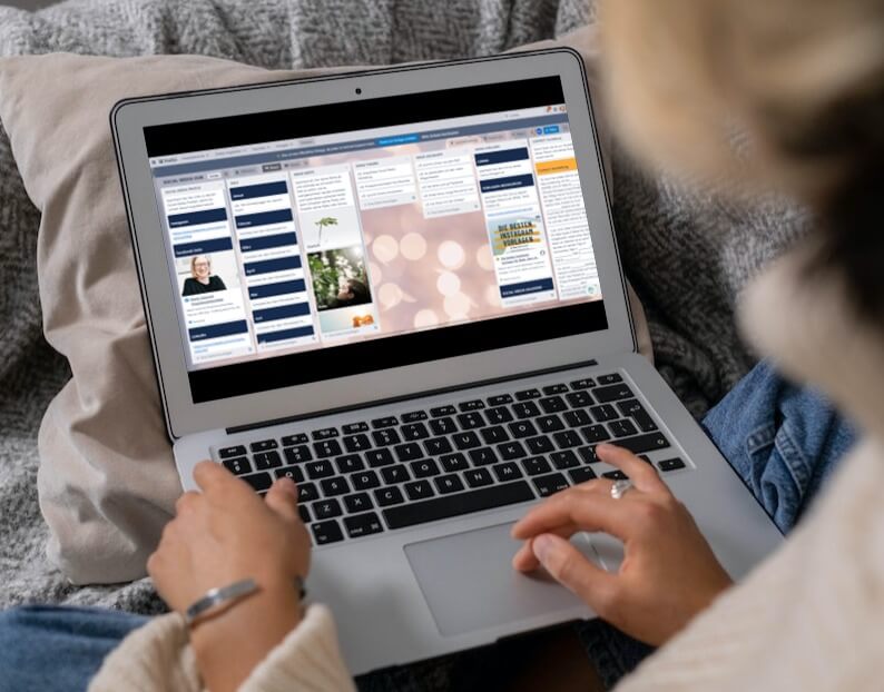 Social Media Ideen Set – Content-Vorlagen für Instagram 2 Laptop mit Social Media Ideen Set Dashboard, Contentideen und Vorlagen