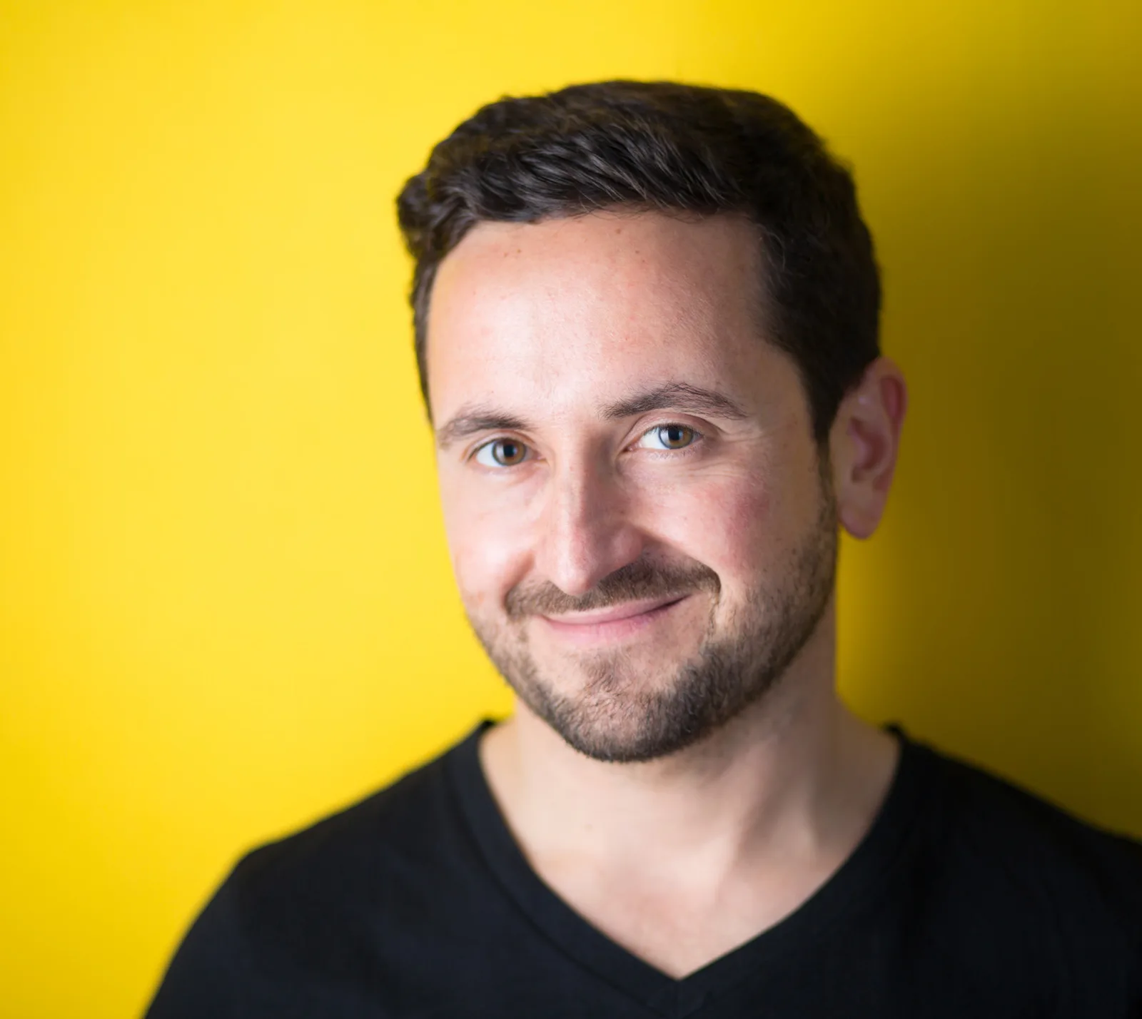 Portrait Mann mit Schnurrbart vor gelbem Hintergrund, #sayitpeter Kursautor