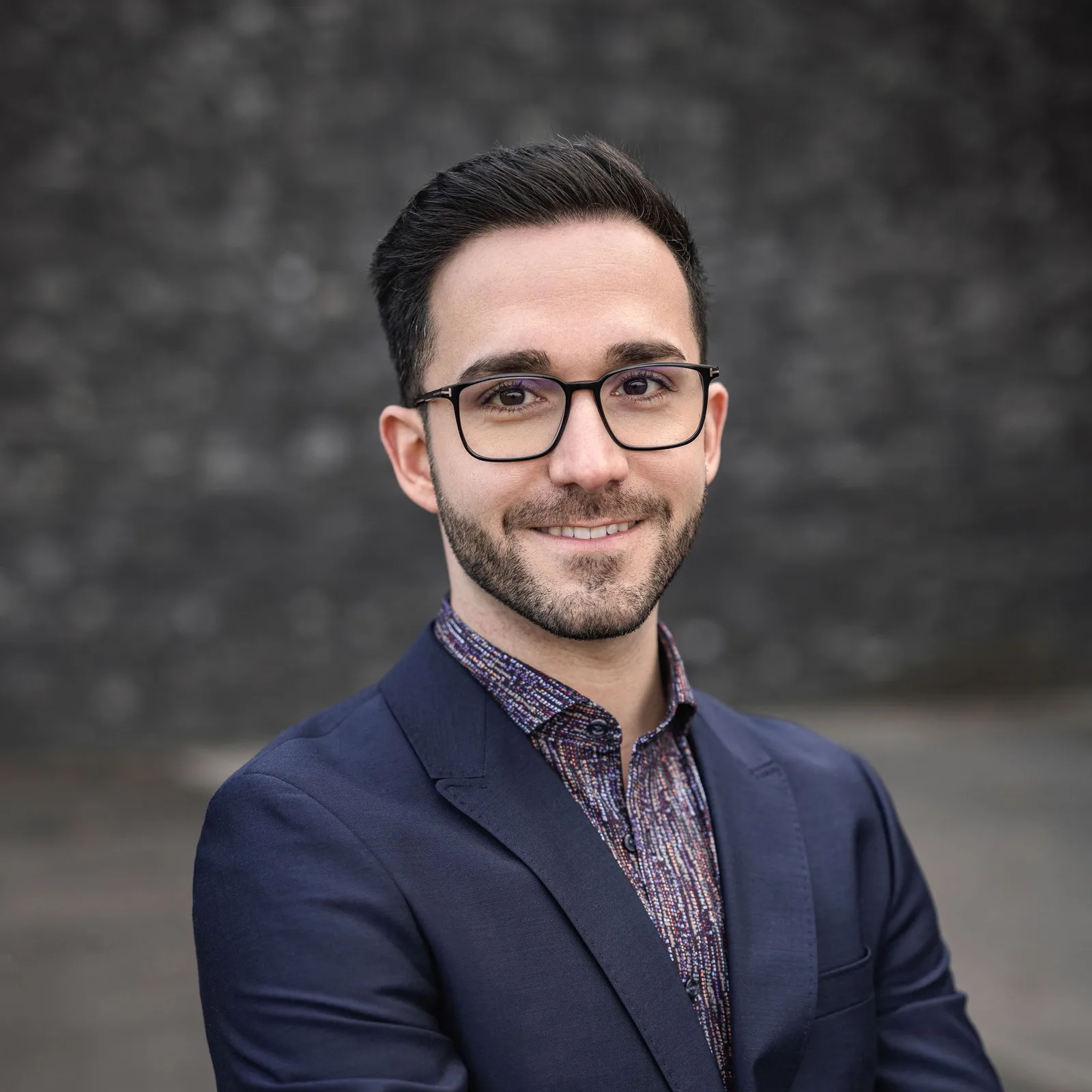 Stefano Montuschi, Gründer und Geschäftsführer von webtofly, Portrait mit Brille und Anzug