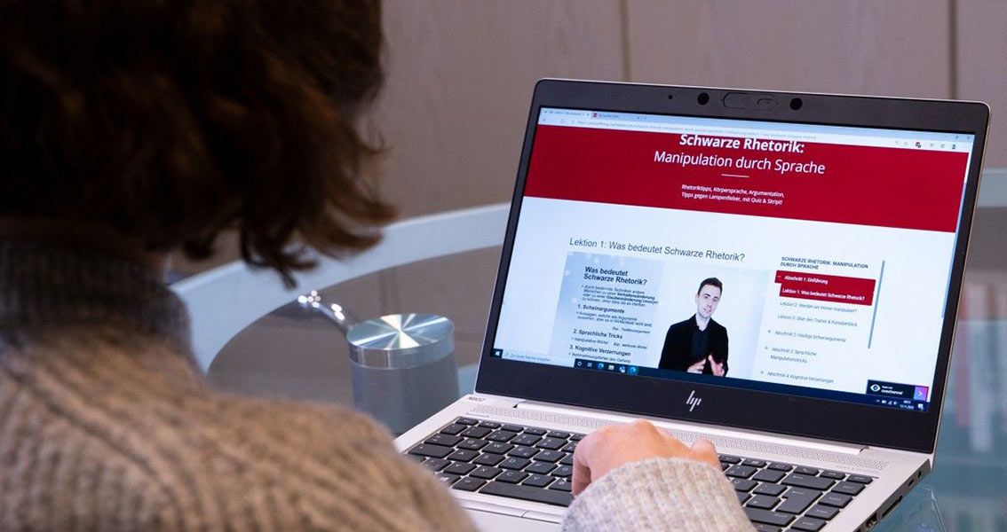 Social Media – Videokurs zu Onlinekommunikation von Union Stiftung 1 Laptop-Bildschirm zeigt Online-Kurs "Schwarze Rhetorik: Manipulation durch Sprache" der Union Stiftung mit Lektion 1 und Vide