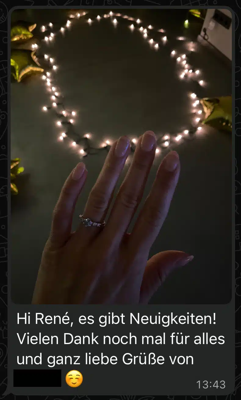 Frauenhand mit Ring vor leuchtender Lichterkette, Nachricht von Laura mit Dankestext