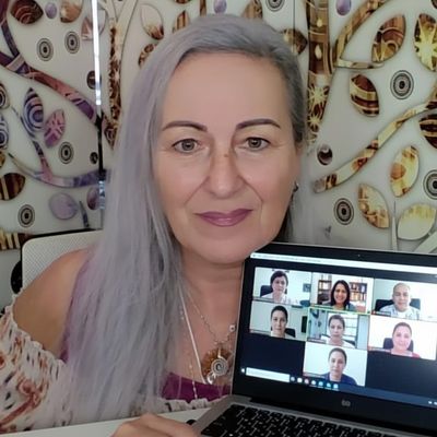 SOLF – Audioprogramm mit Heilfrequenzen von Maria Langmayr 6 Maria Langmayr vor Laptop mit Gruppen-Videokonferenz, mehrere Teilnehmende sichtbar