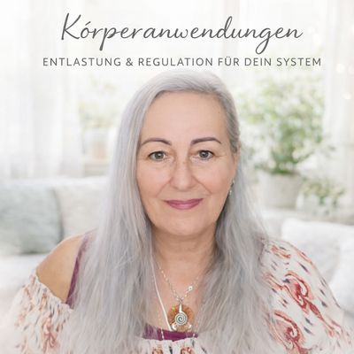 SOLF – Audioprogramm mit Heilfrequenzen von Maria Langmayr 3 Porträt von Maria Langmayr mit grauem Haar und Kristallanhänger vor hellem Hintergrund