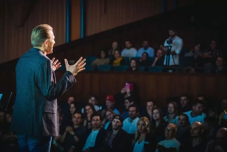 Tobias Beck spricht vor Publikum während der UnBoxTour in Theatersaal