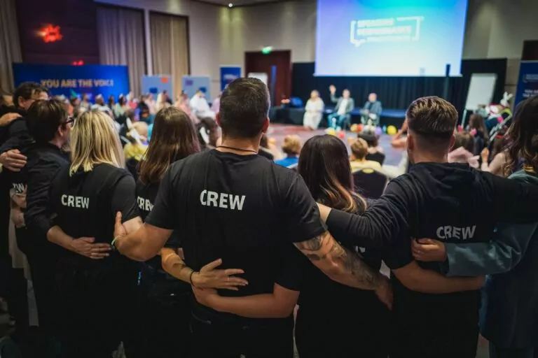 Crew-Mitglieder in schwarzen Shirts bei Kommunikationstraining im Seminarraum