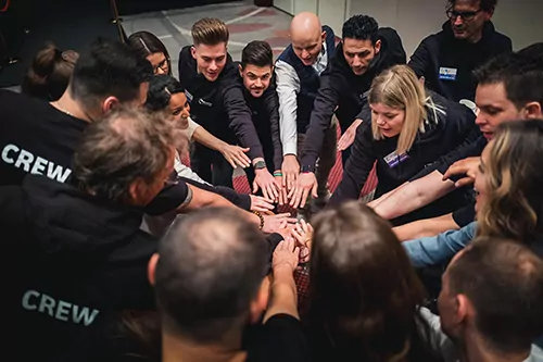 Teamfoto mit Crew-Mitgliedern und Tobias Beck bei Teambuilding-Aktivität
