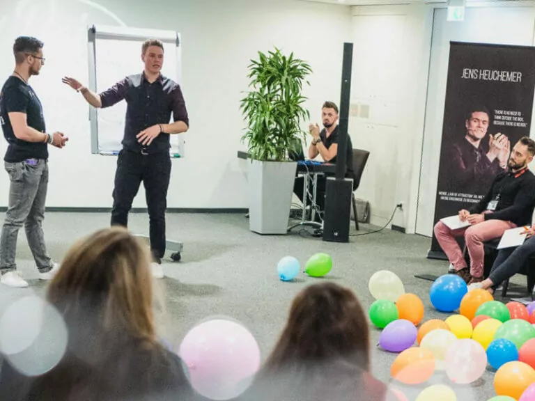SPS Alumni Jens Heuchemer leitet Workshop mit Flipchart und bunten Ballons
