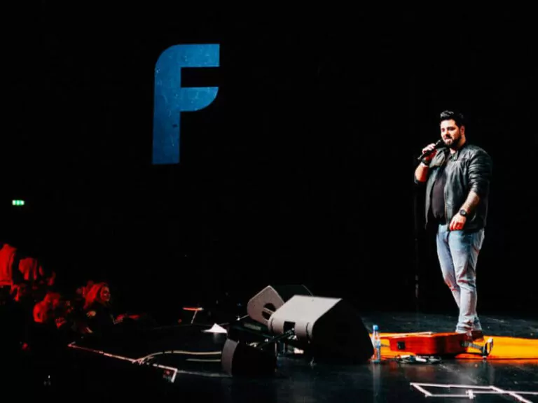 SPS Alumni Lorenzo Scibetta präsentiert auf Bühne mit großem F-Logo
