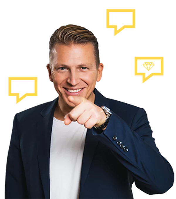 Testimonial-Bild eines lächelnden Mannes im dunkelblauen Blazer, der auf die Kamera zeigt, mit gelben Sprechblasen-Icons