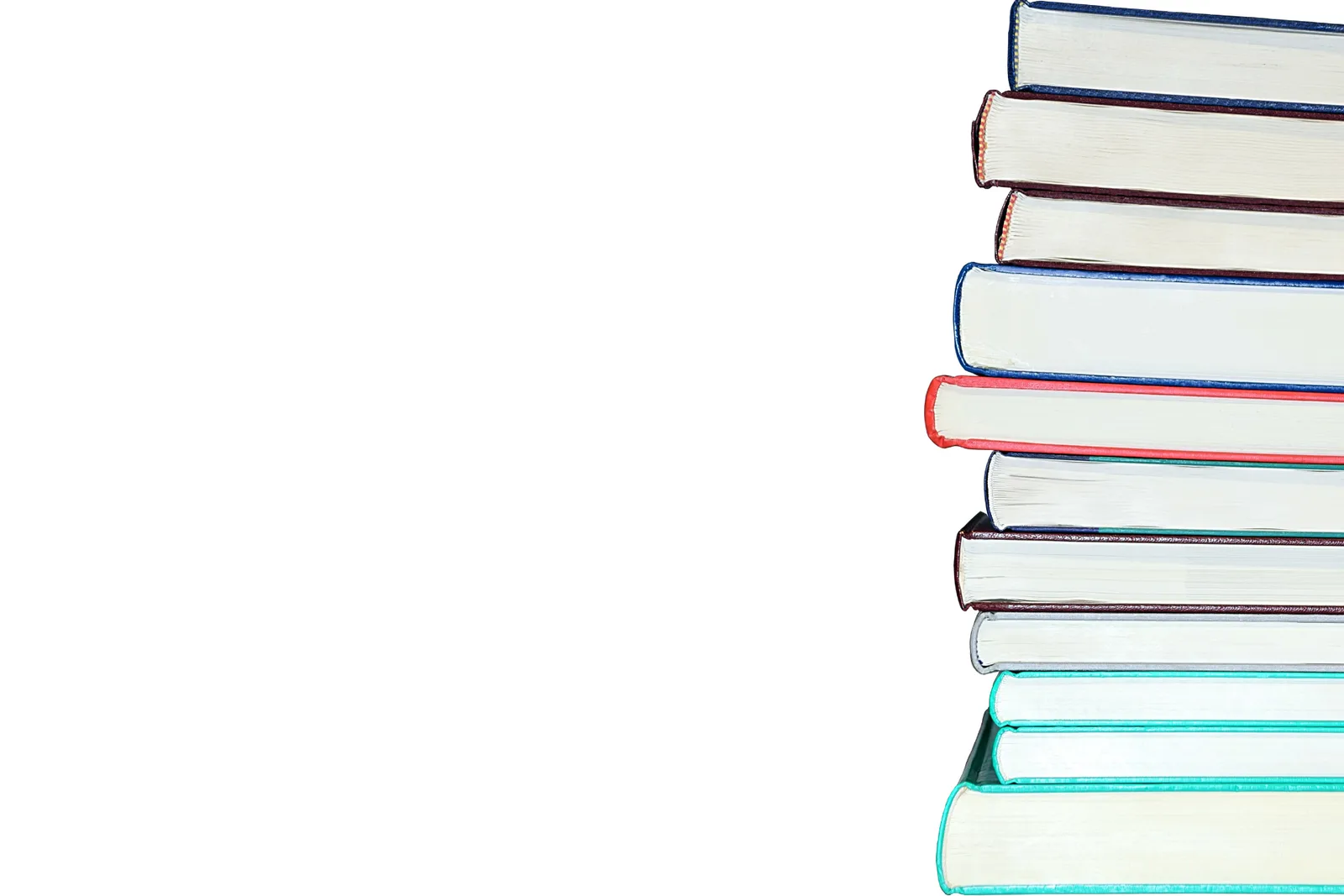Stapel von farbigen Büchern mit verschiedenfarbigen Einbänden auf weißem Hintergrund