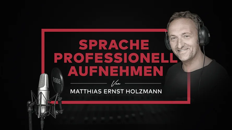 Matthias Ernst Holzmann vor Studiomikrofon mit rotem Rahmen, Text Sprache professionell aufnehmen