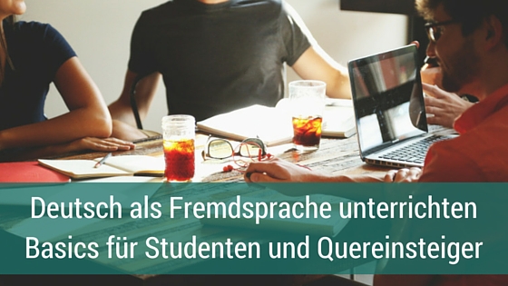 Vier Personen sitzen am Tisch mit Laptops und Getränken bei einer Besprechung zum Unterrichten von Deutsch als Fremdsprache