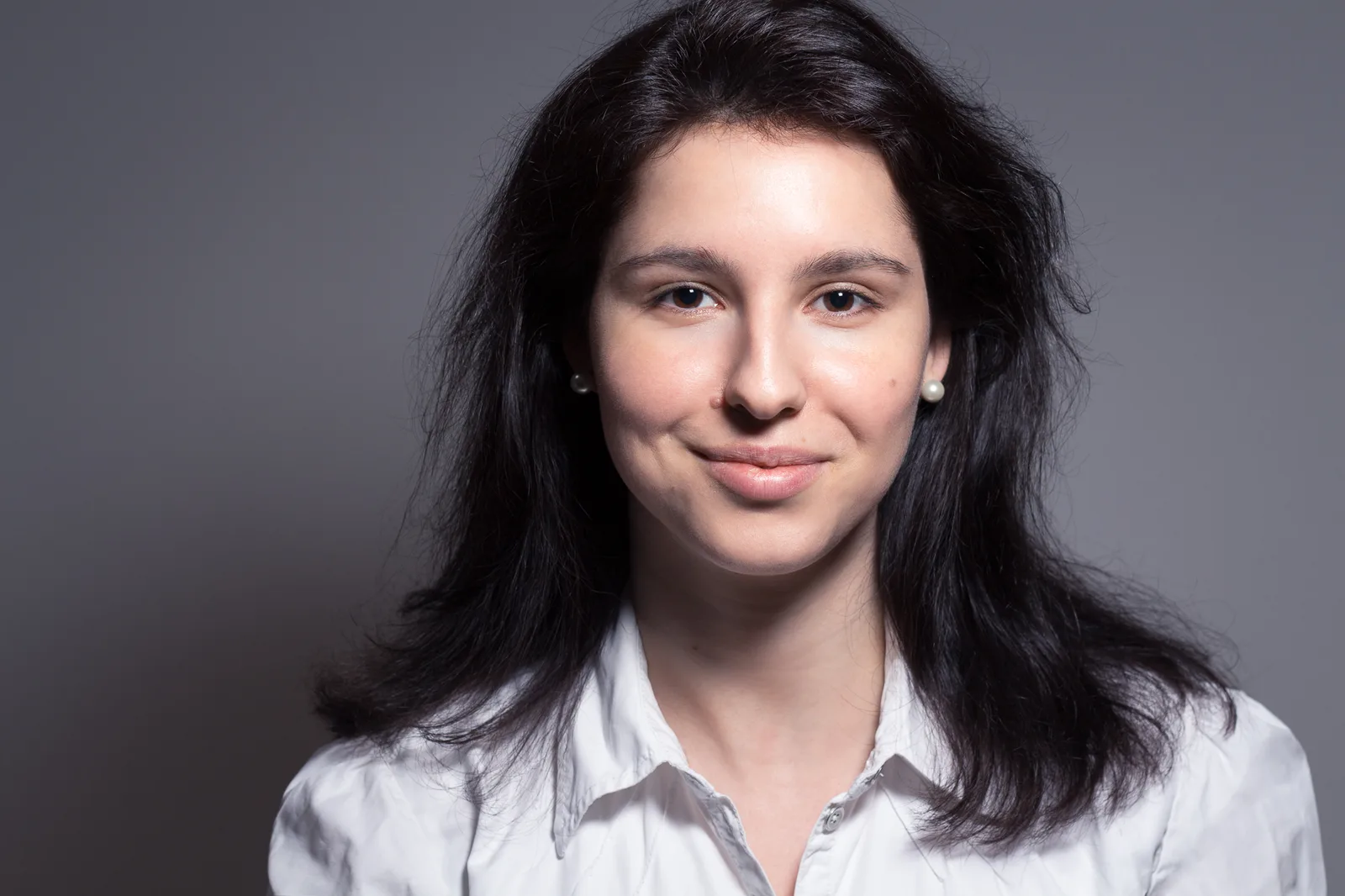 Portrait Vasilena Petkova vor grauem Hintergrund, Nahaufnahme
