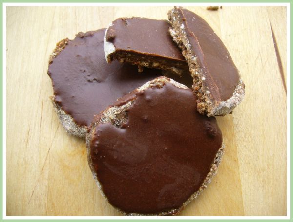 Selbstgebackene Lebkuchen mit Schokoladenglasur auf Holzbrett
