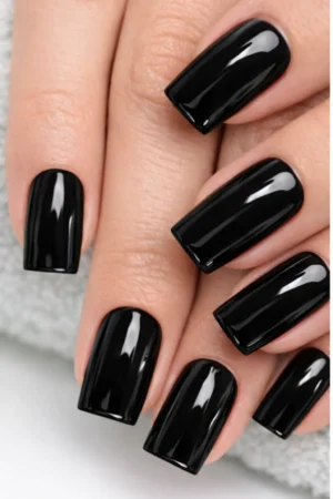 Glänzend schwarze quadratische Nägel mit perfekter Politur und scharfen Kanten