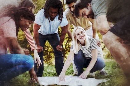 Gruppe von fünf Personen verschiedener Altersgruppen studiert Karte im Freien