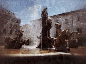 Antike Brunnen-Skulpturen in Syrakus mit Wasserfontänen und historischem Ambiente