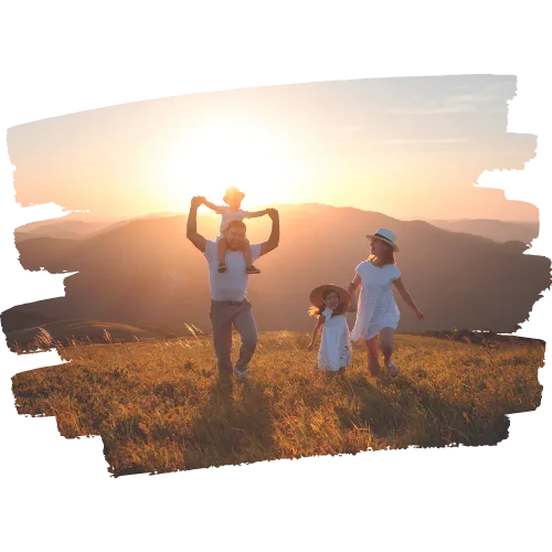 Familie bei Sonnenuntergang auf Hügel, Vater mit Kind auf Schultern