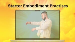 Laptop-Bildschirm zeigt Mann in beiger Kleidung bei Starter Embodiment Practices Übung vor gelbem Hintergrund