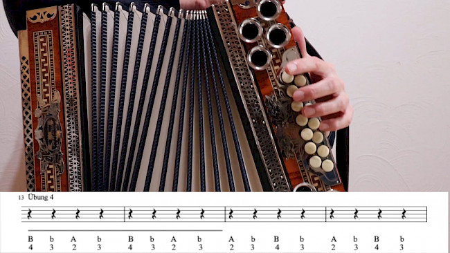 Nahaufnahme von Harmonika-Tasten mit Griffschrift-Notation, Übung 4 mit Notenlinie und Buchstaben