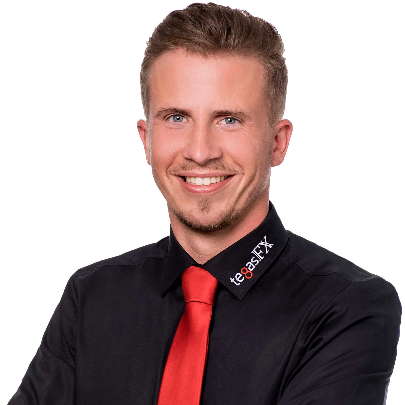 Professionelles Porträtfoto von Christian Arnold mit roter Krawatte und te8FX-Logo